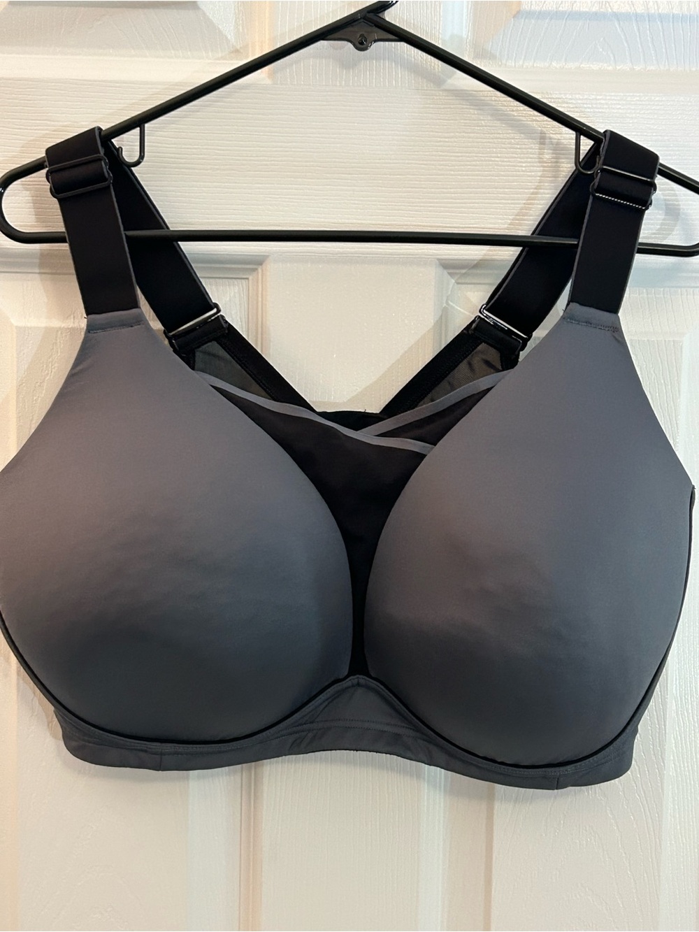 Lane Bryant LIVI Active No-Wire Sports Bra Molded Cup Gray Turbulence Black 42G
